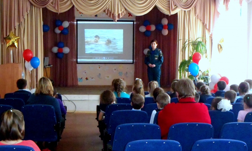 Инспекторы ГИМС ЕАО загрузили школьников жизненно важными знаниями