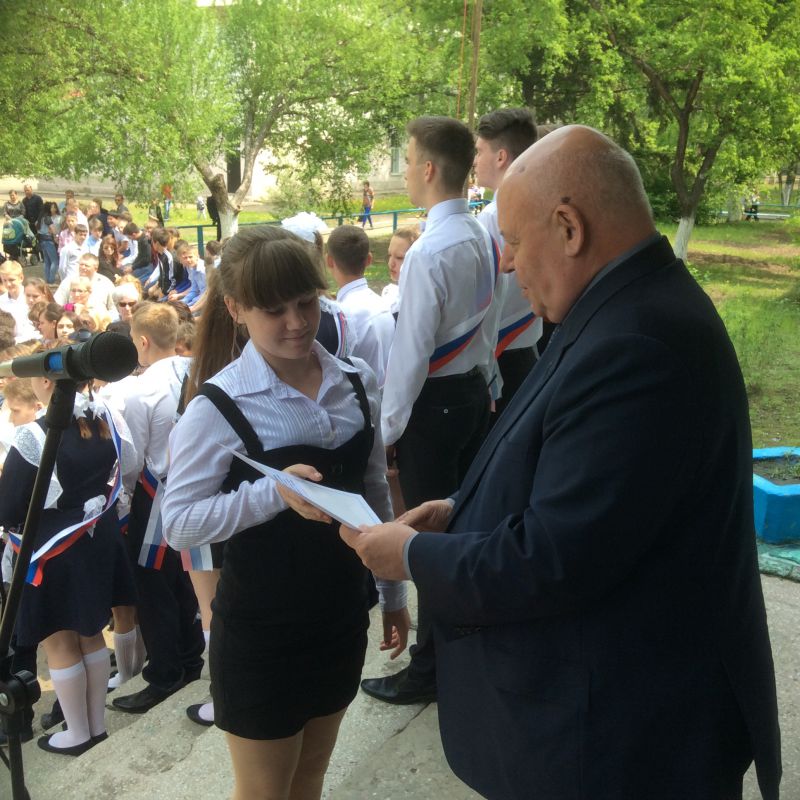 Премию &quotСто пятерок&quot вручил лучшим ученикам Октябрьского района спикер парламента ЕАО пресс-служба Заксобрания ЕАО