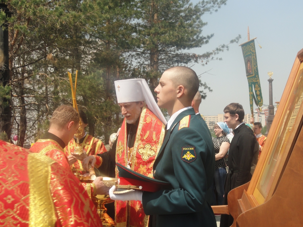 Разноцветная праздничная процессия залила пространство между двумя соборами в Хабаровске