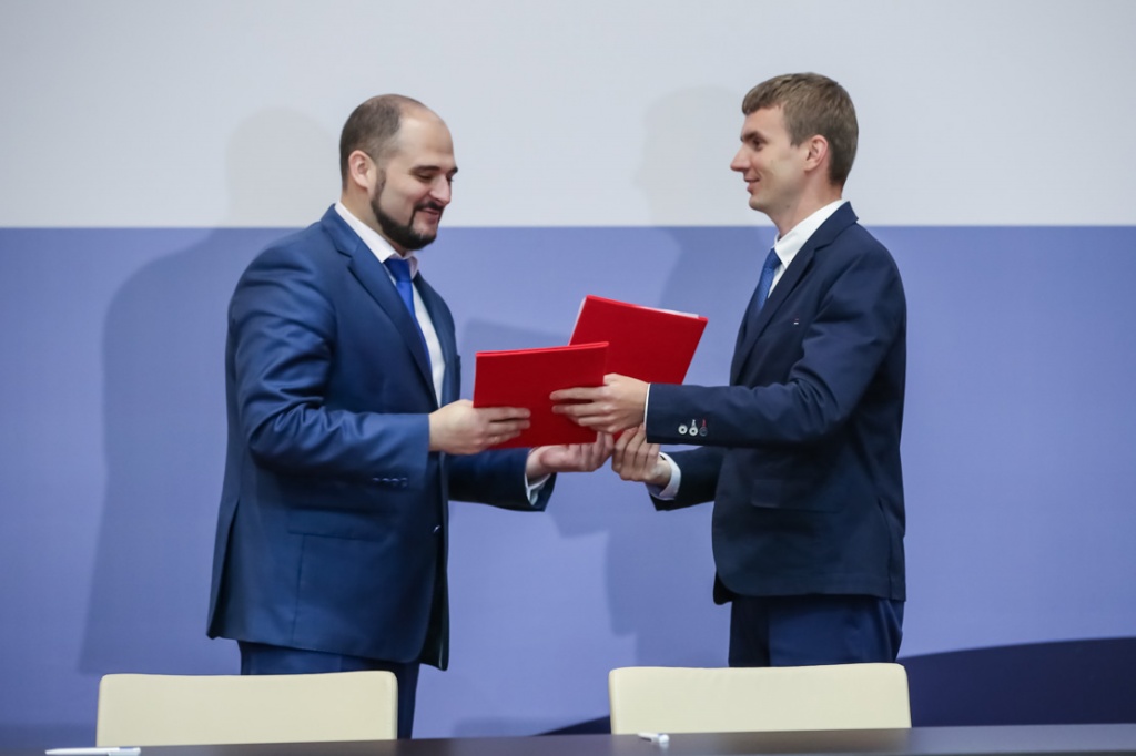 Обмен подписанными соглашениями на туристком форуме пресс-служба администрации Приморского края