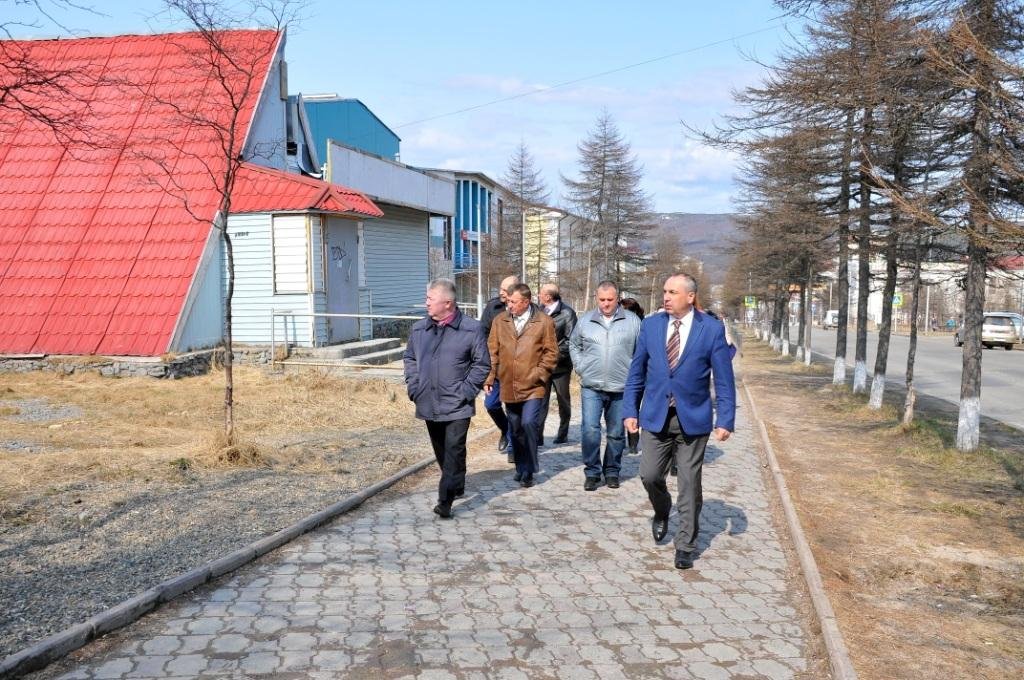 Комиссия во главе с мэром Юрием Гришаном осмотрела одну из центральных улиц города