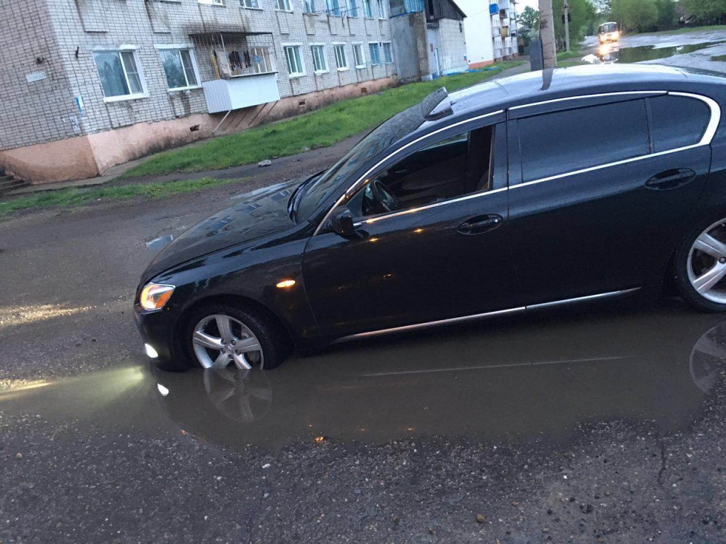 Владелец шикарного Лексуса в Биробиджане "выудил" из дорожной ямы ущерб на 80 тысяч рублей