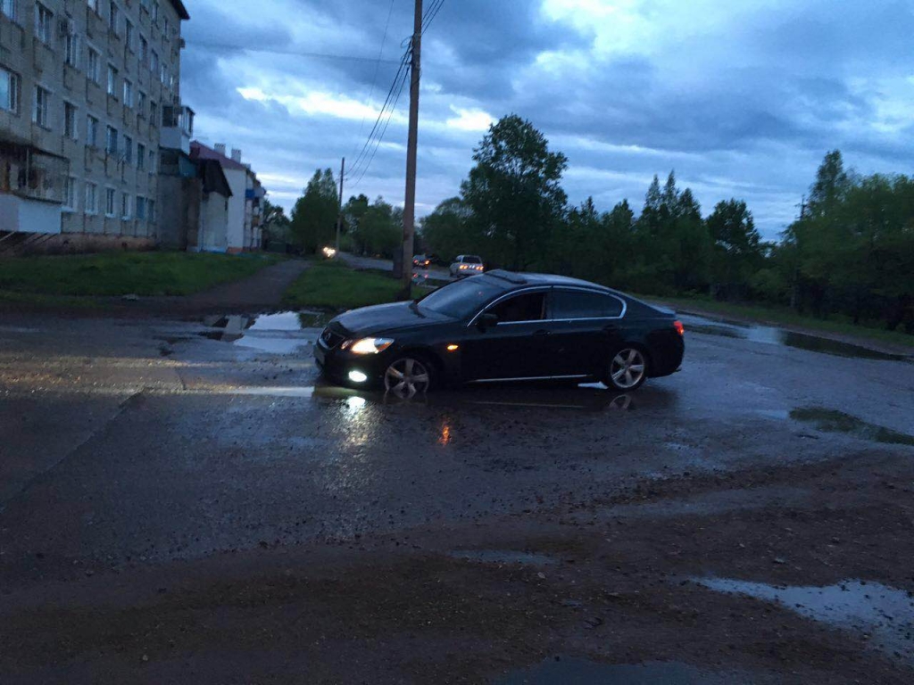 Владелец шикарного Лексуса в Биробиджане "выудил" из дорожной ямы ущерб на 80 тысяч рублей