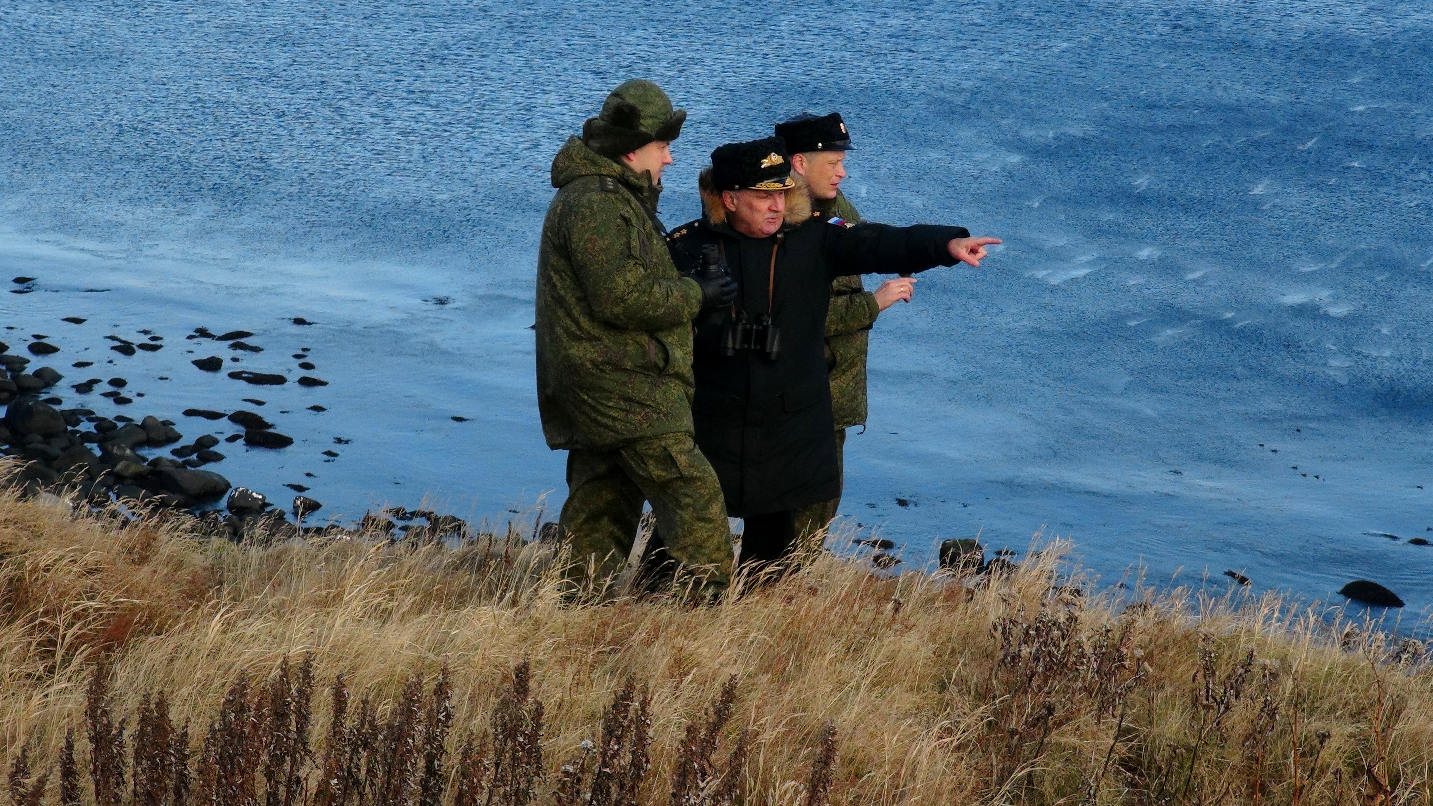 На острове Матуа, командующий восточным военным округом генерал-полковник С. Суровикин (слева),  командующий Тихоокеанским флотом, адмирал С. Авакянц (в центре) Мария Герман
