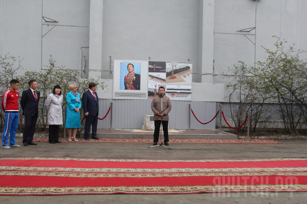 Первый камень для сквера имени Романа Дмитриева заложили в Якутске