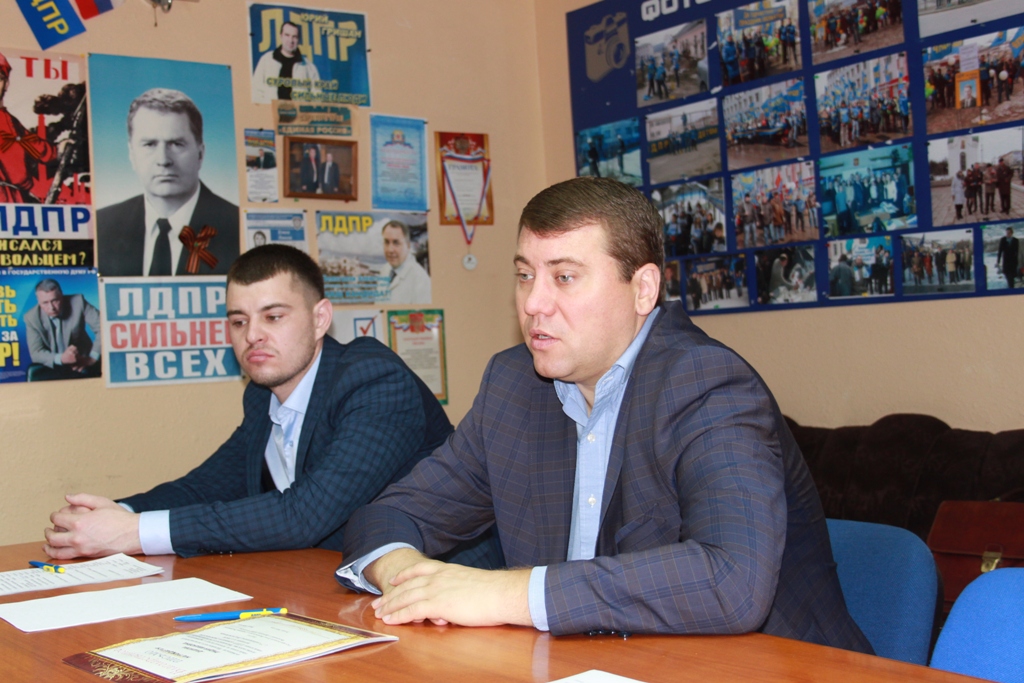 Депутат ГосДумы РФ Иван Абрамов и координатор Магаданского городского отделения ЛДПР Роман Куприянов