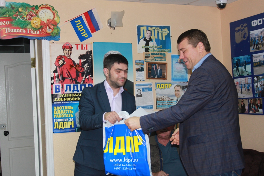 Иван Абрамов наградил члена Координационного совета ЛДПР Максима Фукса