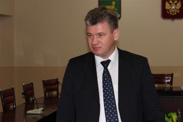 Мэр Биробиджана представил депутатам городской Думы отчет о результатах своей работы и деятельности мэрии областного центра за 2015 год Владимир Иващенко