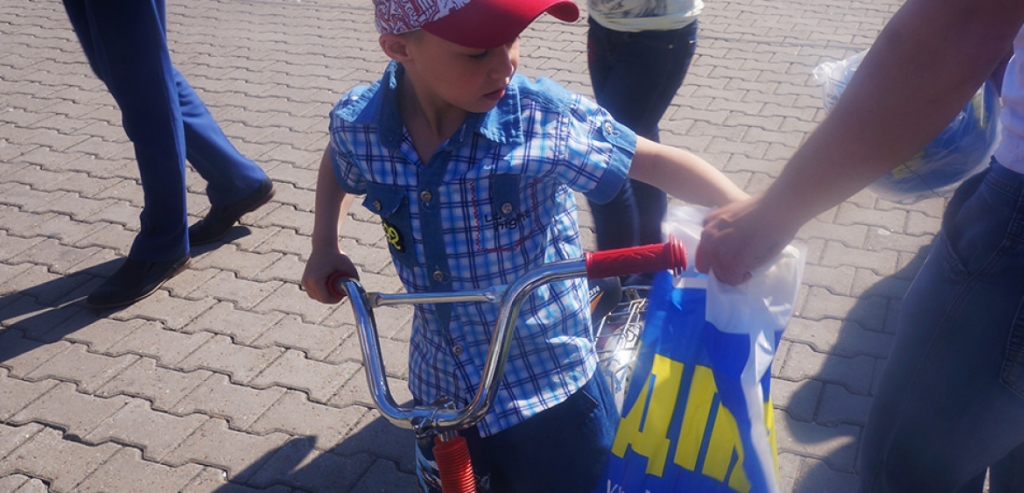 Активисты ЛДПР поздравили маленьких хабаровчан с Днем защиты детей