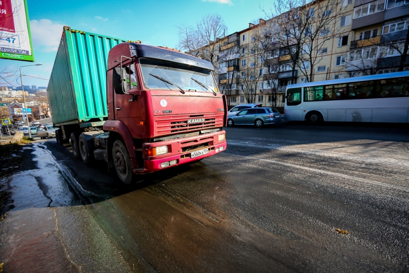 Пьяный студент вуза доехал до дома на угнанном КАМАЗе в Якутске   PrimaMedia