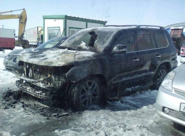 "Лексус" почти дотла сожгли на платной автостоянке в Хабаровске