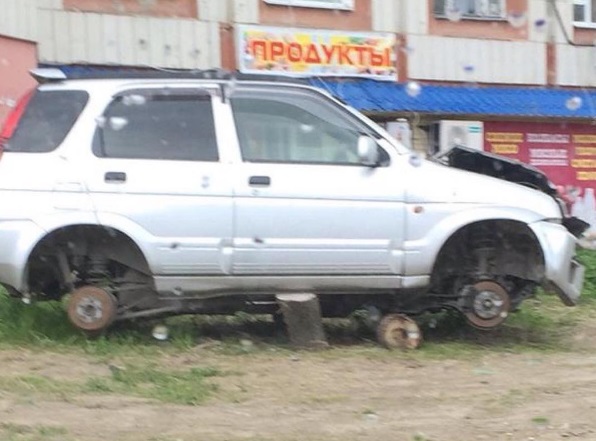 Неизвестные сняли колеса с автомобиля в Северном микрорайоне Хабаровска