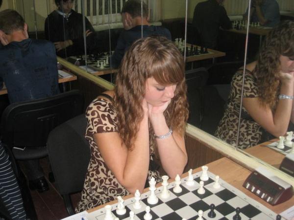 Играет Дарья Петько http://www.dvchess.vl.ru/fotos/dvchess_247_big.jpg