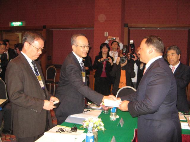 Игорь Пушкарев обменивается приветствием с участниками саммита