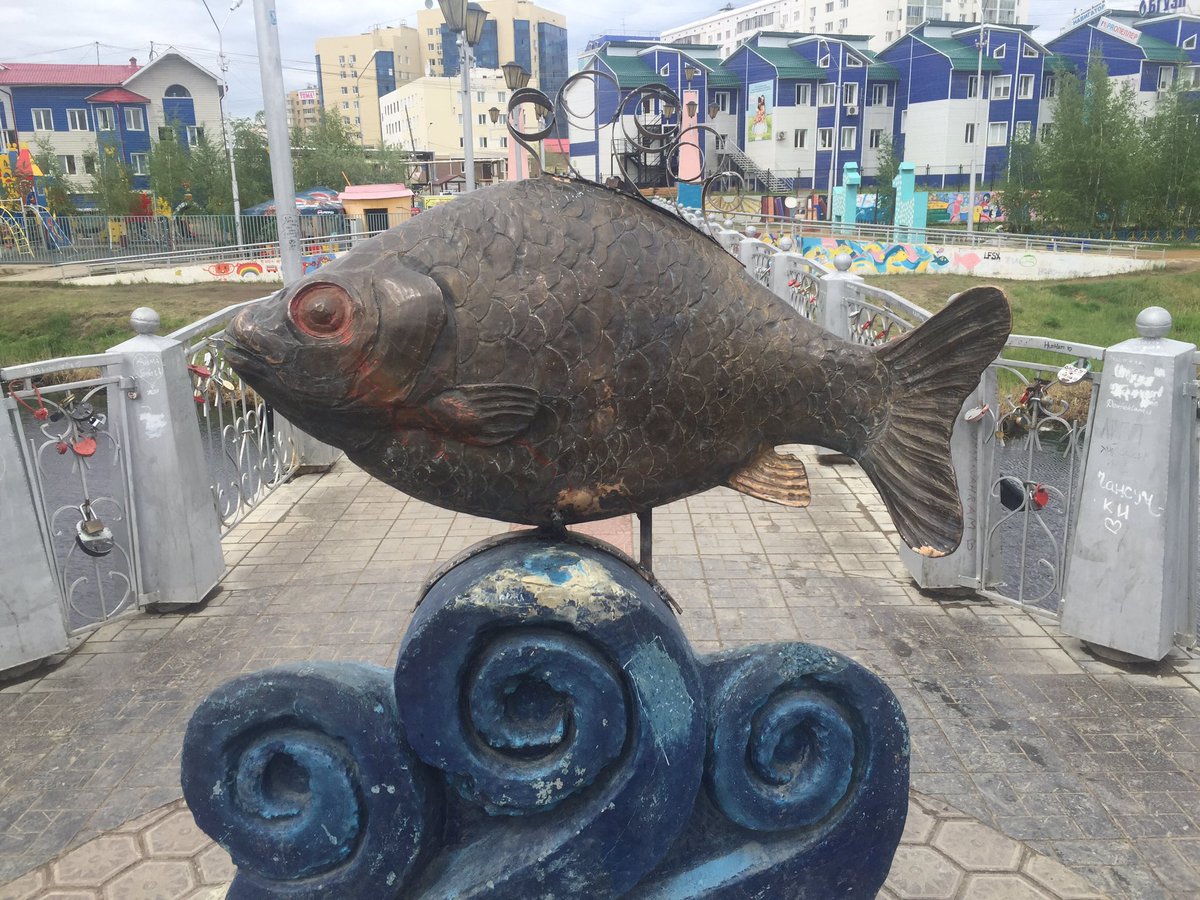 Памятник карасю Михаил Гасанбалаев