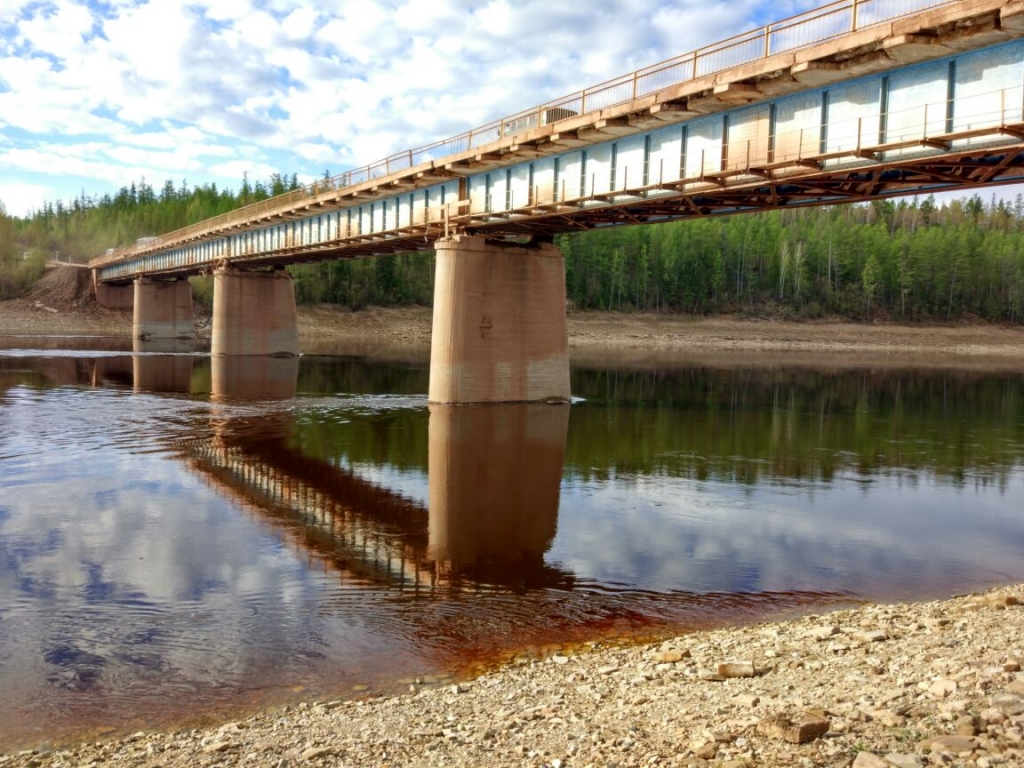 Спасатели Якутии: Упавший в реку джип был на глубине 5 метров в перевернутом положении