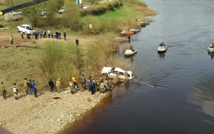 Спасатели Якутии: Упавший в реку джип был на глубине 5 метров в перевернутом положении