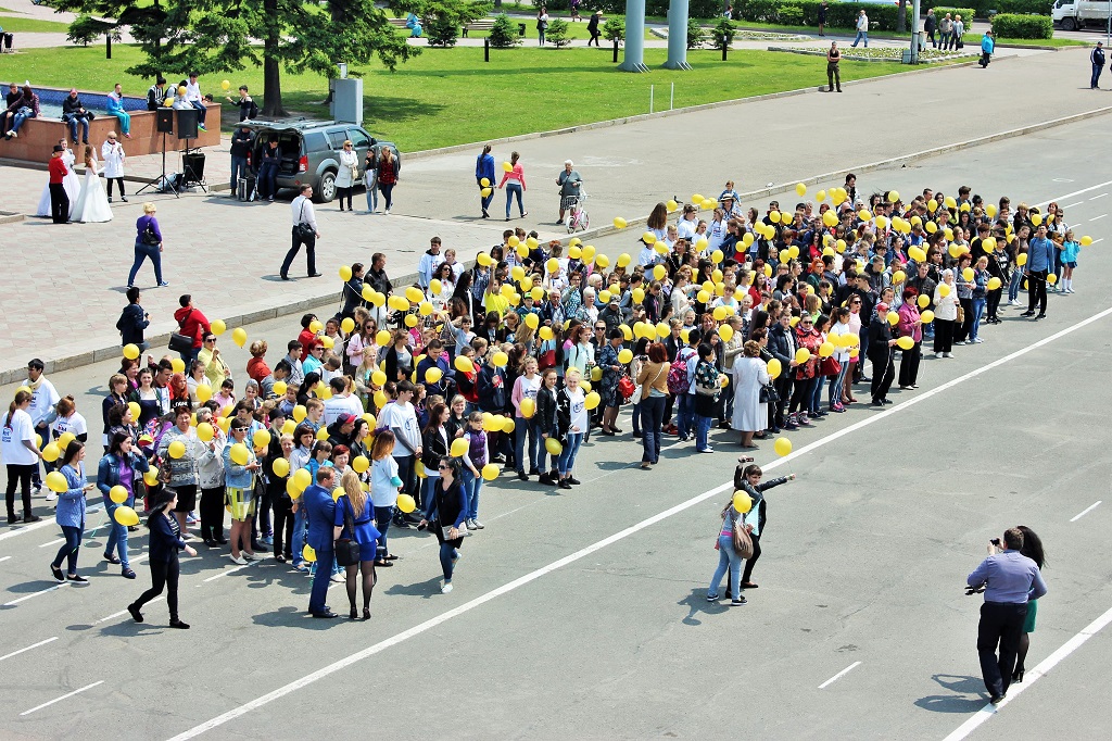 Сбор участников праздника на площади