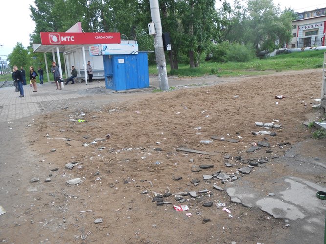 Трамвайная остановка на Судоверфи в Хабаровске утопает в песке, мусоре и железных штырях