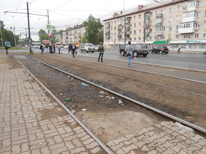 Трамвайная остановка на Судоверфи в Хабаровске утопает в песке, мусоре и железных штырях