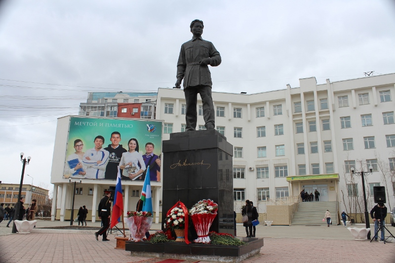 Памятник Максиму Аммосову Яна Лазарева
