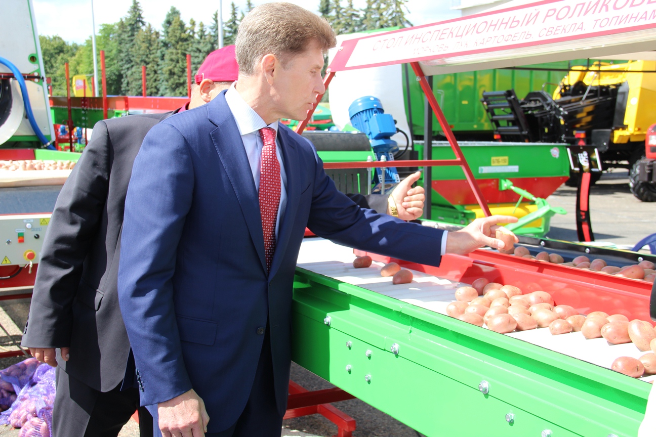 Олег Кожемяко осматривает технику пресс-служба правительства
