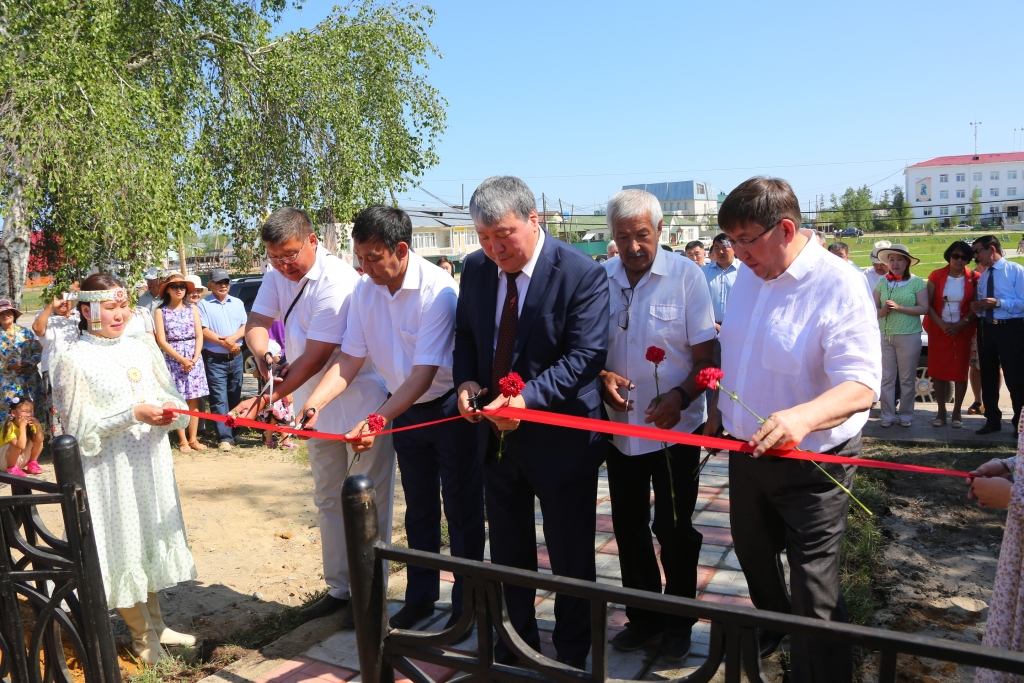 Сквер с памятником Илье Винокурову появились в якутском селе Намцы