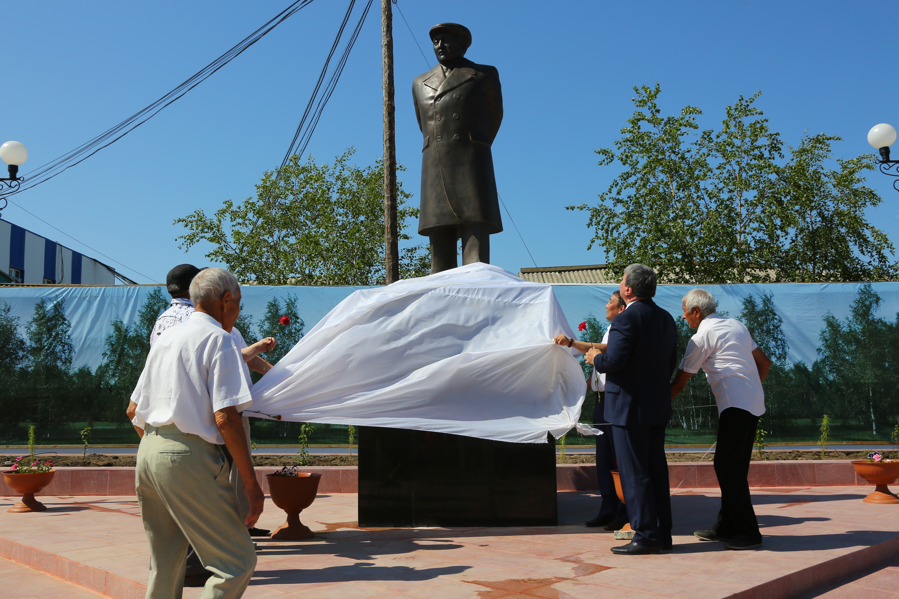сквер и памятник Ил Тумэн