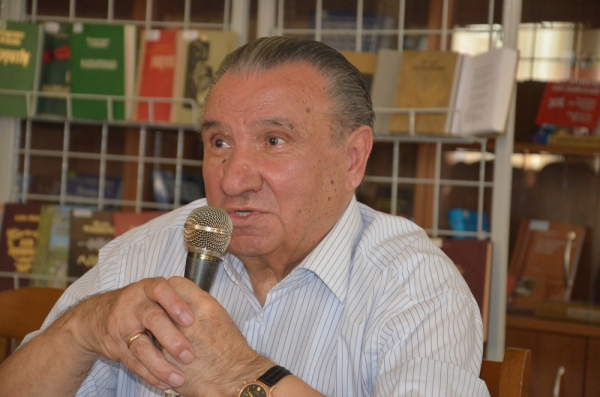 Памятник при жизни воздвигнут известному писателю Исхаку Машбашу на Кубани mkgtu.ru