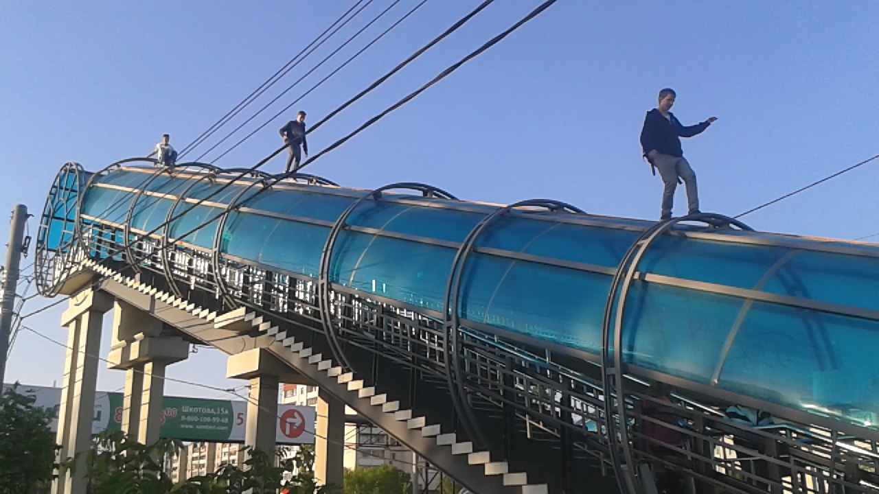 Подростки повадились рисковать жизнью на остановке &quotЮбилейная&quot в Хабаровске Макс Маркин