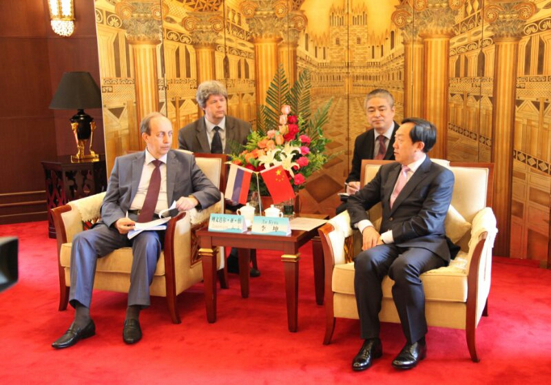 Наладить в ЕАО производство солнечных батарей предложил мэр Ичуня Александру Левинталю Департамент пресс-службы губернатора и правительства ЕАО