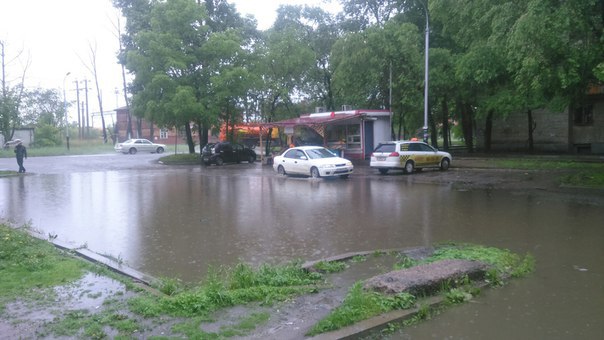 Торговая точка в Хабаровске окружена водой