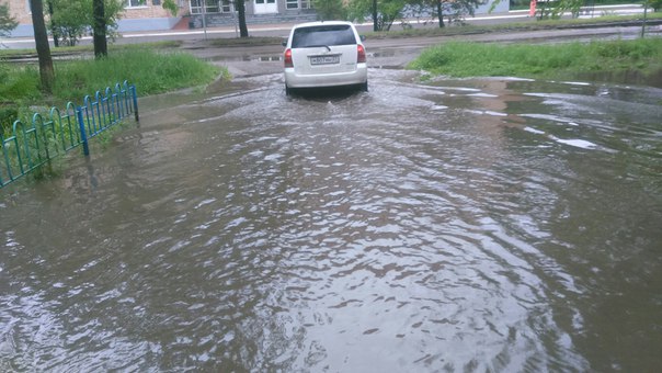 Затопленные дождевой водой дворы