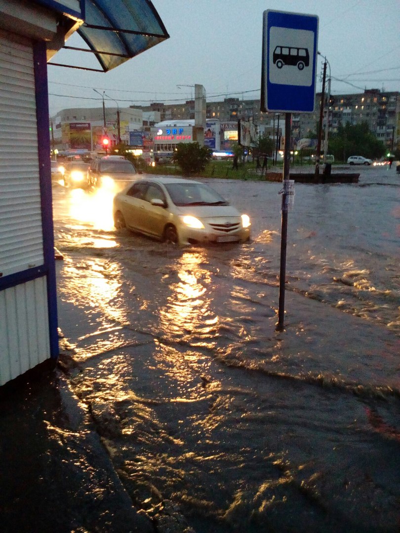Автомобили по дорогам Хабаровска не едут, а скорее плывут