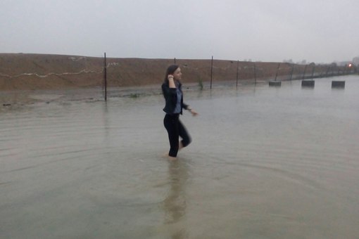 Бесстрашная хабаровчанка по колено в воде 