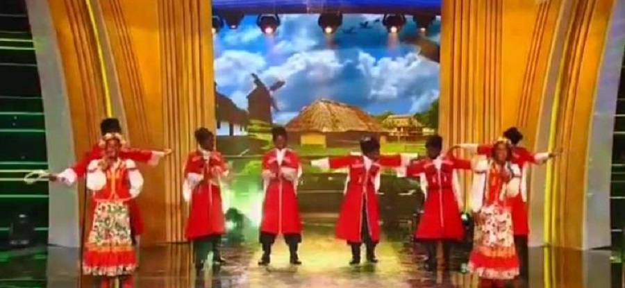Казачество Кубани хочет запретить фолк-группе &quotМаруся&quot выступать в казачьих костюмах Скриншот с видеоролика выступления группы