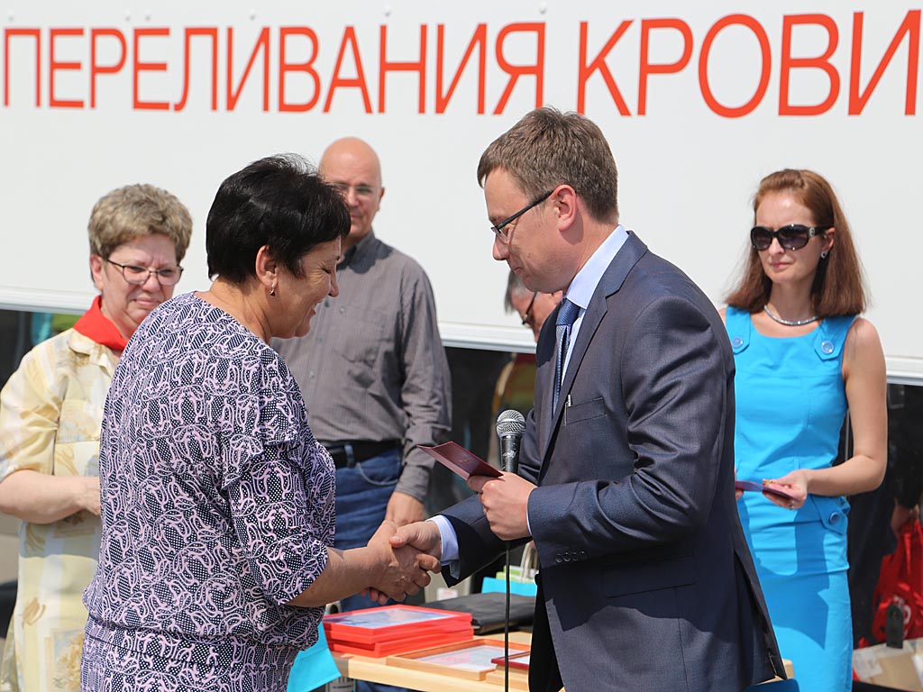 Поздравление доноров, вручение нагрудных знаков "Почетный донор России"