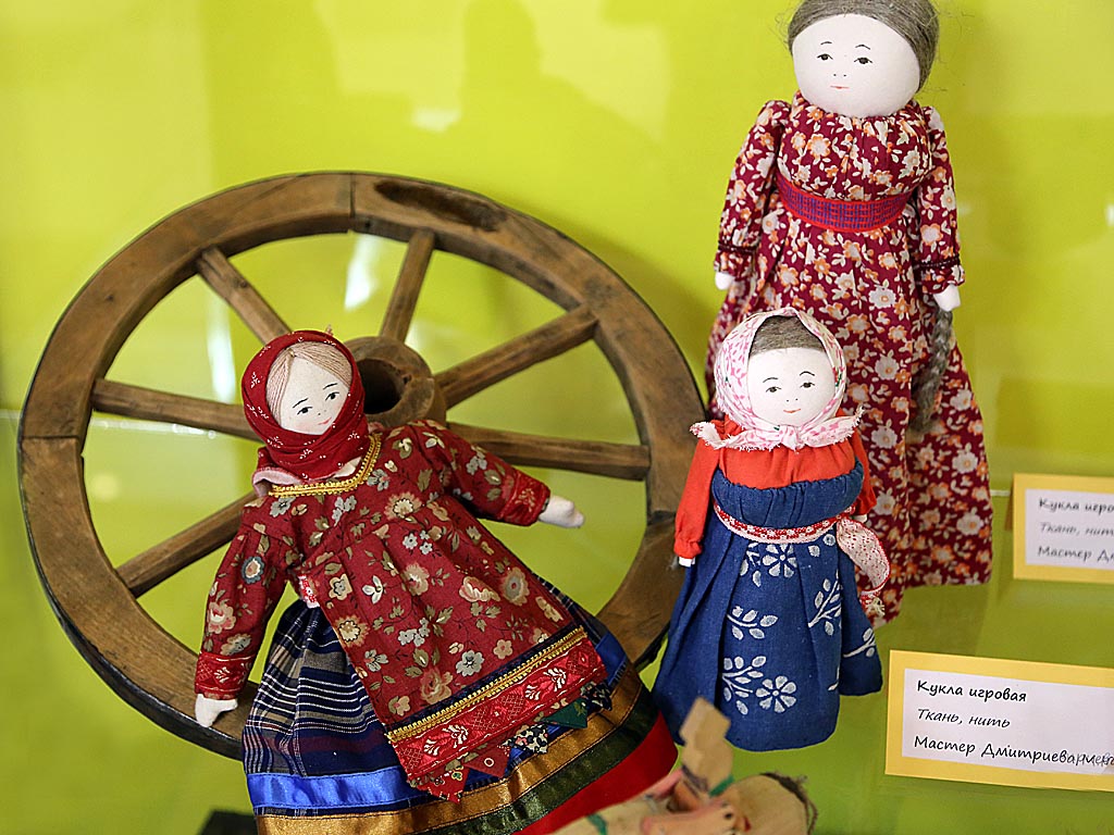 Выставка "С куклами возиться – бытию учиться"