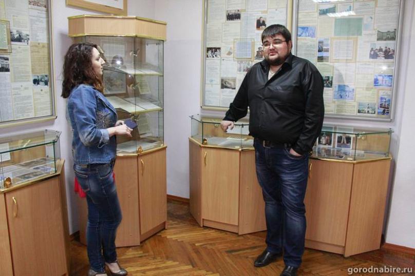 Ведущему архивисту Александру Александрову вполне уютно среди папок и витрин с документами. И в женском коллективе тоже Портал &quotГород на Бире&quot