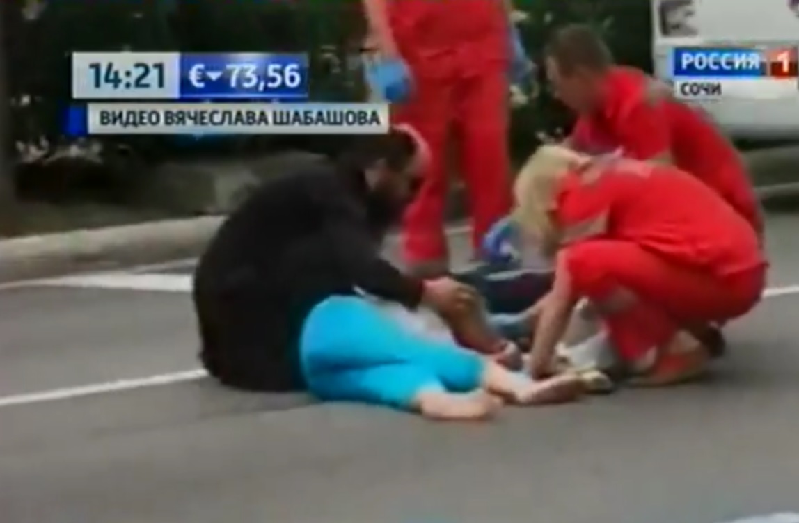 Священник на внедорожнике сбил пожилую женщину на &quotзебре&quot в г. Сочи скриншот видео из программы &quotВести-Сочи&quot