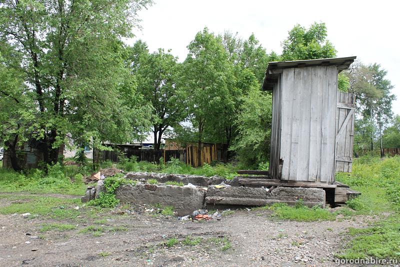 Жители частного сектора Биробиджана падают в &quot;мусорную пропасть&quot;