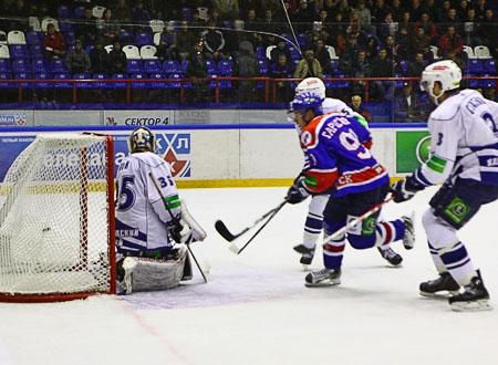 Шайба влетает в ворота "Амура" http://www.hcamur.ru/press-center/club-news/2010-10-04-761/