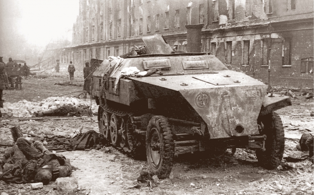 Подбитый немецкий бронетранспортер, Восточная Пруссия, 1945 г.