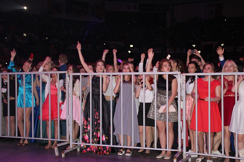 IOWA спела для хабаровских выпускников пресс-служба мэрии Хабаровска