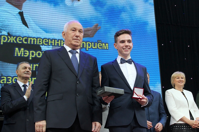 IOWA спела для хабаровских выпускников