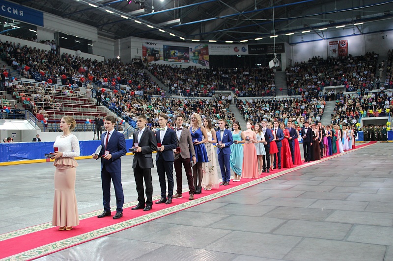 IOWA спела для хабаровских выпускников