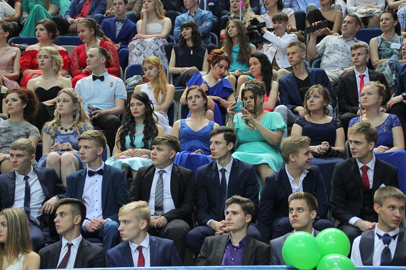 IOWA спела для хабаровских выпускников