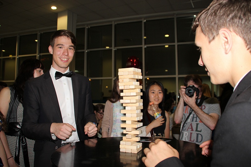 IOWA спела для хабаровских выпускников