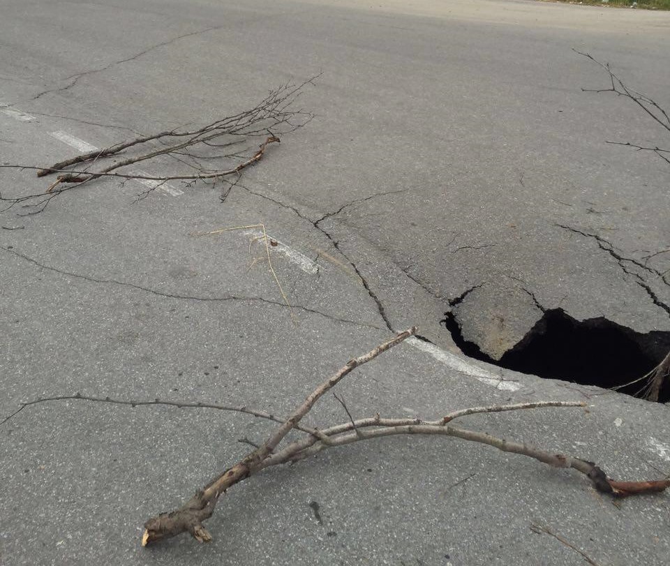 Дыра в асфальте по дороге на Марчекан Из соцсетей