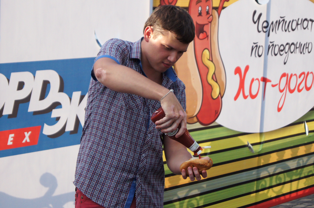 Чемпионат по поеданию хот-догов в Иркутске в 2014 году Костин Владислав, IrkutskMedia